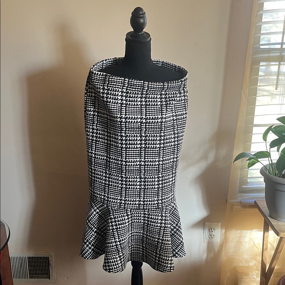 Ashley Stewart Black and White Patterned Pencil Skirt